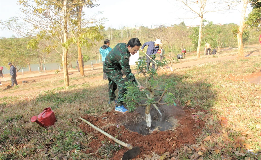 Ông Đặng Gia Duẩn trồng hoa đào tại khu vực hồ ông Diễn.