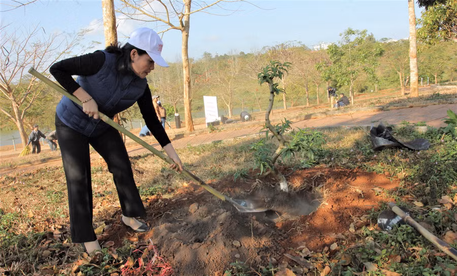 Bà Nguyễn Thị Thu Nguyệt, Bí thư Thị ủy, Đại biểu Quốc hội tỉnh Đắk Lắk tham gia trồng cây “Đời đời nhớ ơn Bác Hồ” năm 2023.