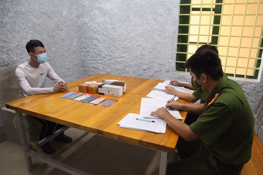 Cơ quan CSĐT Công an TP. Sông Công lấy lời khai của Trần Anh Tú. Ảnh: Công an Thái Nguyên