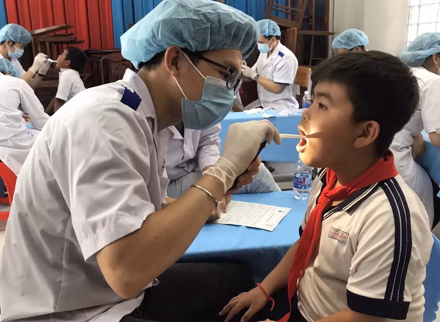 Các em HS hiểu biết thêm về sự cần thiết vệ sinh răng miệng.