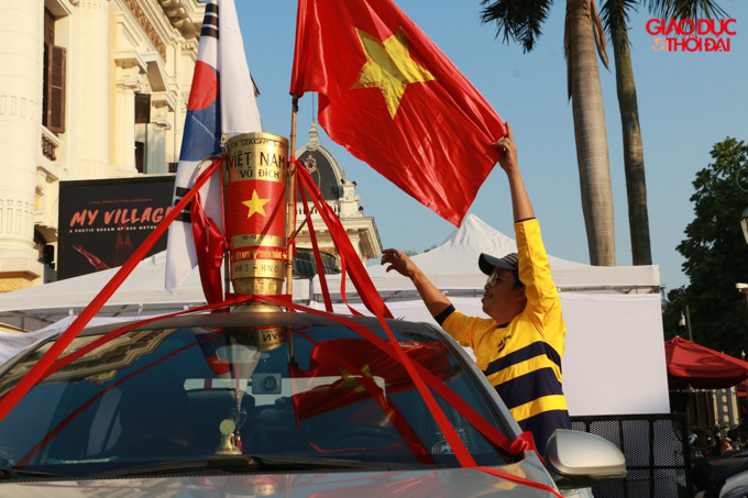 Tại nhiều tuyến phố tại Hà Nội, một CĐV với chiếc xe cổ vũ được trang trí vô cùng hoành tráng sẵn sàng lên đường đi truyền lửa cho thầy trò HLV Park Hang-seo.