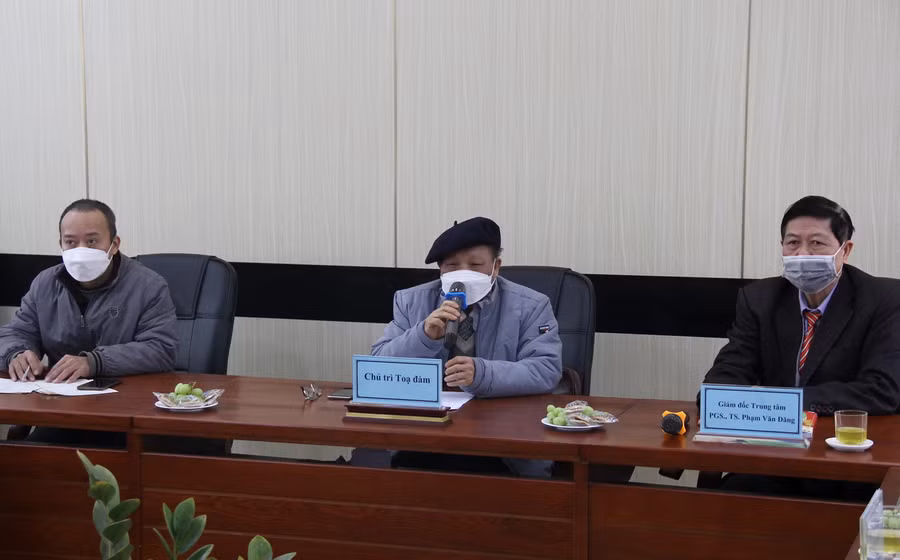 PGS.TS Hà Đức Trụ (ngồi giữa) phát biểu tại buổi Toạ đàm