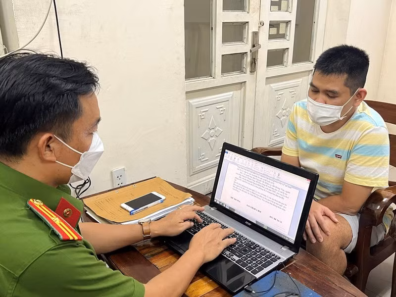 Cơ quan chức năng làm việc với đối tượng Nguyễn Xuân Hoàng. Ảnh: Công an Đồng Nai.