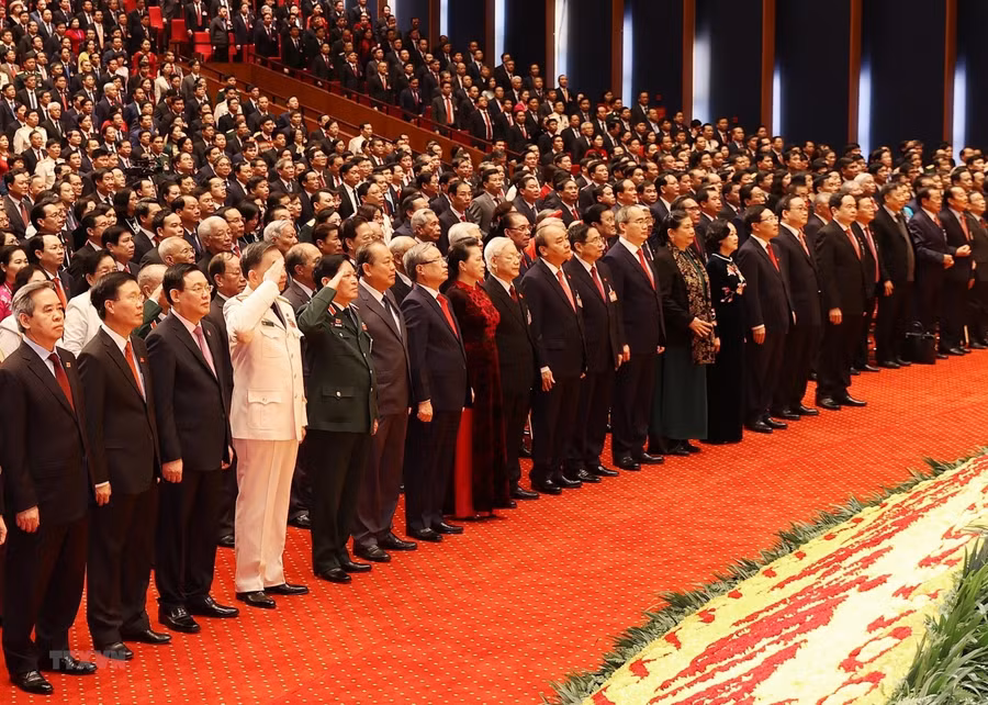 Các đại biểu thực hiện nghi thức chào cờ.