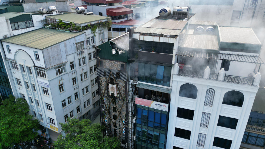 Quán karaoke xảy ra cháy. Quán karaoke xảy ra cháy.