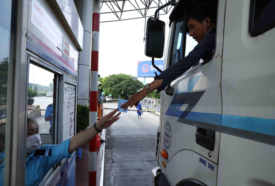 Những phương tiện chưa dán thẻ sẽ được hướng dẫn đi vào làn xử lý sự cố để được dán thẻ ngay tại trạm.