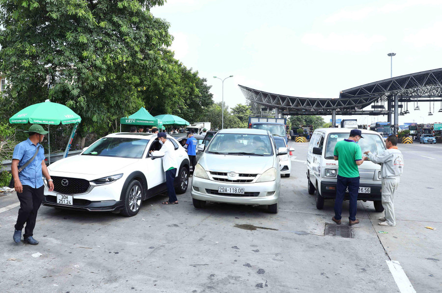 Ông Oánh cho biết thêm, có một số trường hợp tài xế chưa dán thẻ ETC đều hợp tác để dán thẻ ngay tại trạm thu phí, trừ một số trường hợp như xe đi thuê, xe đi mượn,... thì lực lượng chức năng buộc phải yêu cầu tài xế quay xe.