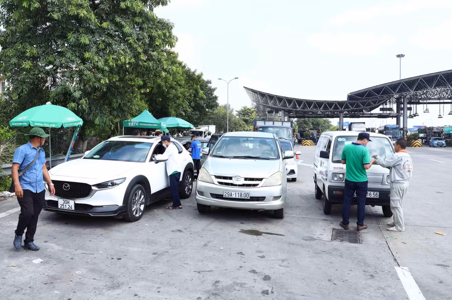 Ông Oánh cho biết thêm, có một số trường hợp tài xế chưa dán thẻ ETC đều hợp tác để dán thẻ ngay tại trạm thu phí, trừ một số trường hợp như xe đi thuê, xe đi mượn,... thì lực lượng chức năng buộc phải yêu cầu tài xế quay xe.