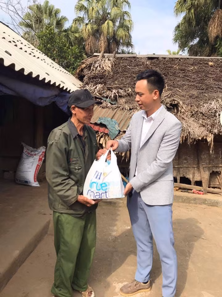 Hạnh phúc là sẻ chia, người TH tặng quà cho các gia đình khó khăn.