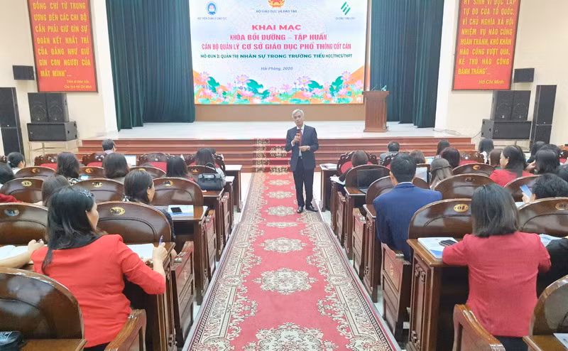 PGS.TS Trần Hữu Hoan – Phó Giám đốc Học viện Quản lý Giáo dục trao đổi tại buổi khai mạc.