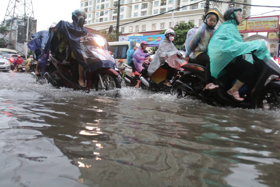 Phụ huynh, học sinh vất vả chở nhau đi học, đi làm...
