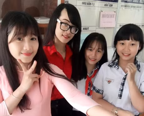 Thay giao thuc tap dien trai duoc nhieu hoc sinh yeu men - Anh 2