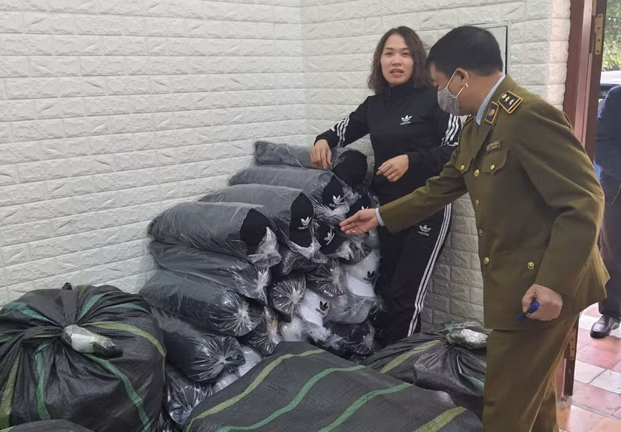 Cơ quan chức năng tiến hành kiểm tra phát hiện lô hàng nhái thương hiệu nổi tiếng