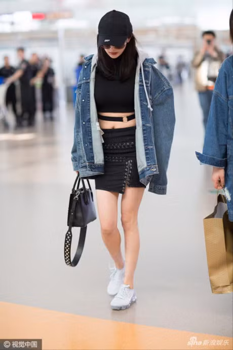 Duong Mich khoe eo thon, da trang tai su kien - Anh 3