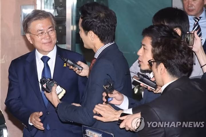 Ông Moon Jae-in đang trả lời phỏng vấn (ảnh Yonhap)