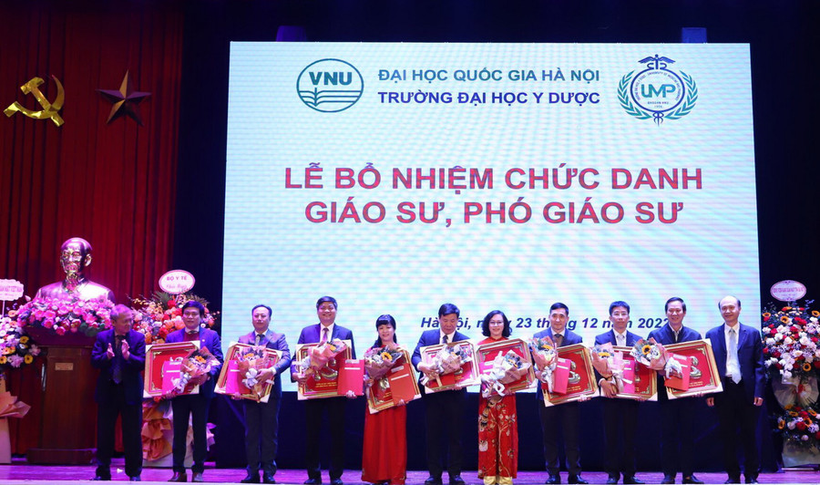 10 giảng viên Trường ĐH Y dược (ĐH Quốc gia Hà Nội) được công nhận đạt chuẩn chức danh PGS năm 2022.