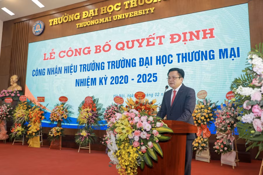 Tân hiệu trưởng Trường ĐH Thương Mại - PGS.TS Nguyễn Hoàng phát biểu tại buổi lễ