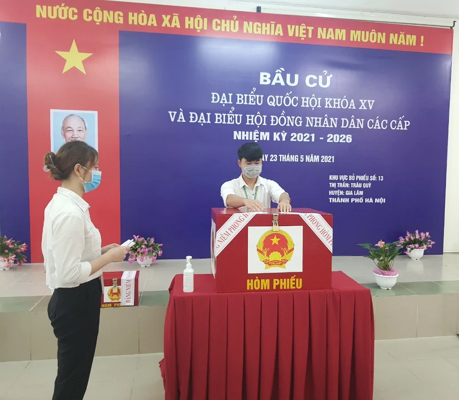 Sinh viên Nguyễn Đức Chiều và Đàm Thị Thu Thuỷ thực hiện quyền và nghĩa vụ công dân của mình tại khu vực bỏ phiếu 13 - Học viện Nông nghiệp Việt Nam