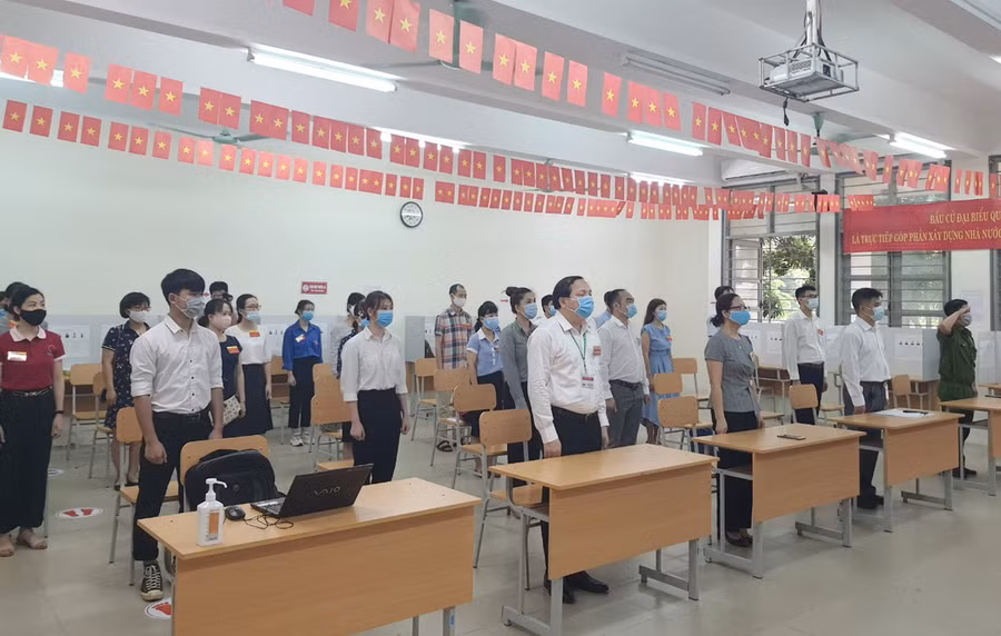 Các đại biểu và cử tri thực hiện nghi lễ chào cờ