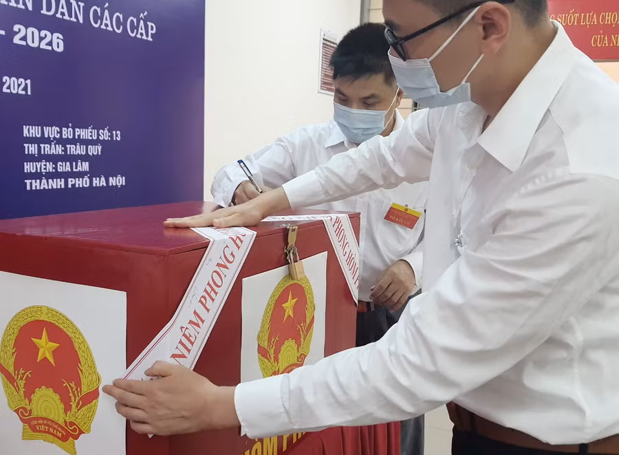 Niêm phong hòm phiếu trước khi cử tri bỏ phiếu