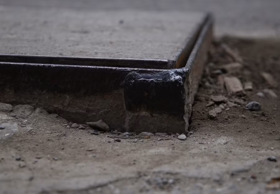 Những chiếc hố này nhô cao hơn mặt đất vào khoảng 4-6 cm.