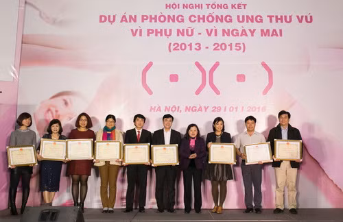 Thứ trưởng Bộ Y tế Nguyễn Thị Xuyên tặng Bằng khen cho các tập thể, cá nhân đạt thành xuất sắc trong thực hiện chiến dịch phòng chống ung thư vú