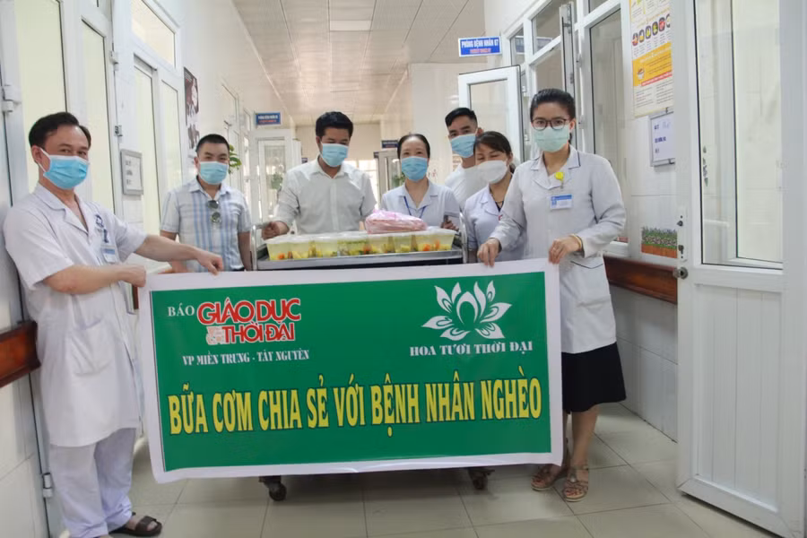 Hà Tĩnh: Ấm lòng những suất cơm miễn phí dành tặng bệnh nhân nghèo