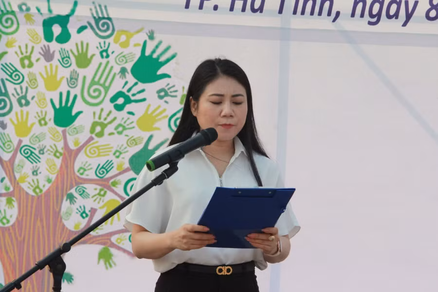 Bà Trần Thị Thuỷ Nga, Trưởng phòng GD&amp;ĐT thành phố Hà Tĩnh phát biểu tại buổi lễ.