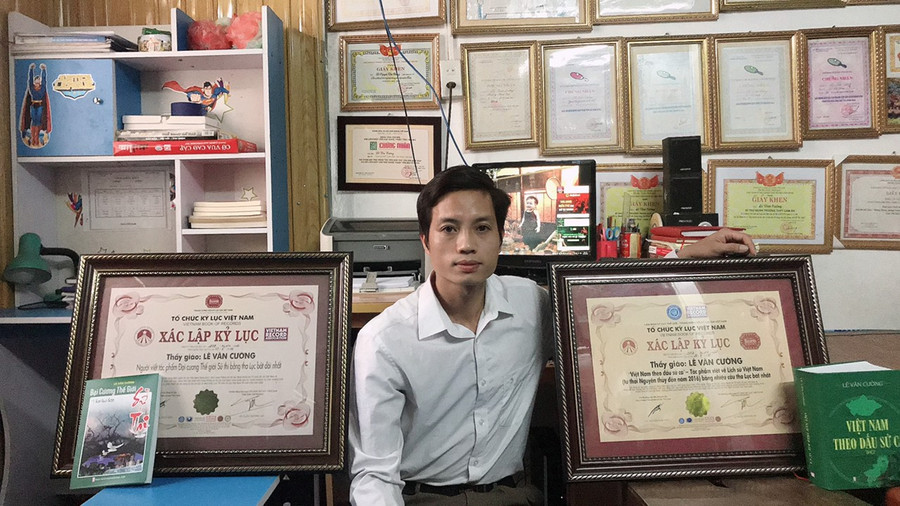 Thầy giáo Lê Văn Cường với những xác nhận kỷ lục chuyển thể các lịch sử qua các vần thơ