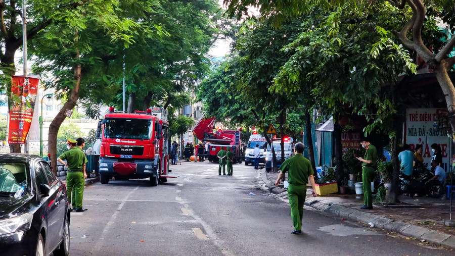 Lực lượng chức năng tập trung cứu hỏa tại nơi xảy ra vụ cháy. Lực lượng chức năng tập trung cứu hỏa tại nơi xảy ra vụ cháy.