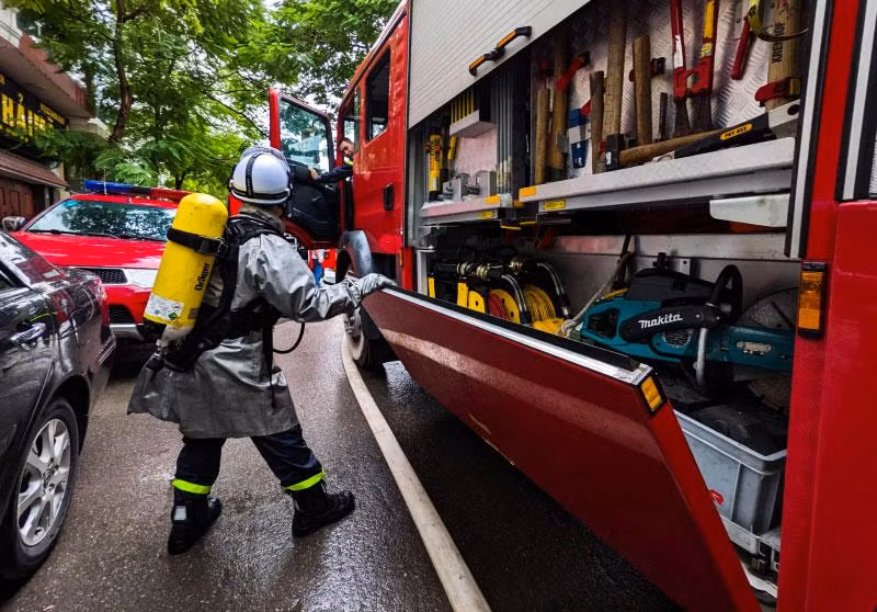 Lực lượng chức năng làm nhiệm vụ tại hiện trường vụ cháy.