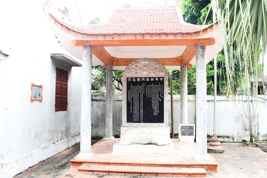 Bia ghi danh Tiến sĩ lưu tên ông Nguyễn Bá Lân được dòng tộc họ Nguyễn thủy tổ phục dựng theo nguyên bản tại Văn miếu Quốc Tử Giám. Bia ghi danh Tiến sĩ lưu tên ông Nguyễn Bá Lân được dòng tộc họ Nguyễn thủy tổ phục dựng theo nguyên bản tại Văn miếu Quốc Tử Giám.