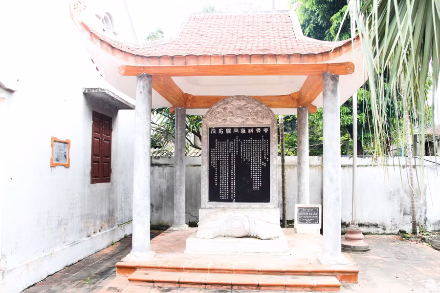 Bia ghi danh Tiến sĩ lưu tên ông Nguyễn Bá Lân được dòng tộc họ Nguyễn thủy tổ phục dựng theo nguyên bản tại Văn miếu Quốc Tử Giám.