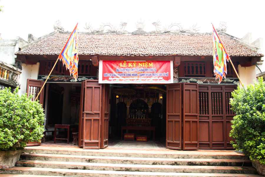 Đền thờ Lục bộ Thượng thư Nguyễn Bá Lân tại xã Cổ Đô (Ba Vì, Hà Nội). Đền thờ Lục bộ Thượng thư Nguyễn Bá Lân tại xã Cổ Đô (Ba Vì, Hà Nội).