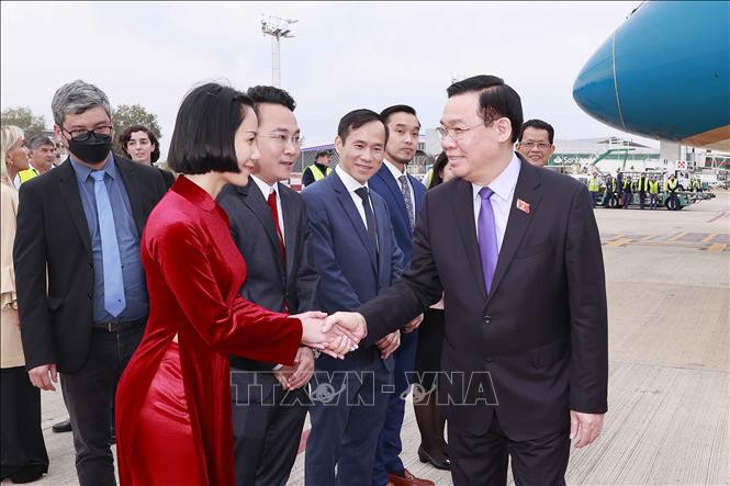 Lễ đón Chủ tịch Quốc hội Vương Đình Huệ tại sân bay quốc tế Ministro Pistarini (Ezeiza Airport) thủ đô Buenos Aires, Argentina. Ảnh: Doãn Tấn/TTXVN Lễ đón Chủ tịch Quốc hội Vương Đình Huệ tại sân bay quốc tế Ministro Pistarini (Ezeiza Airport) thủ đô Buenos Aires, Argentina. Ảnh: Doãn Tấn/TTXVN