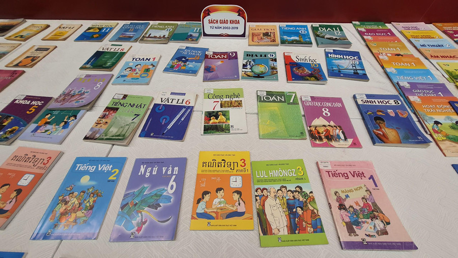 Chương trình giáo dục phải mô tả cách giáo viên có thể sử dụng sách giáo khoa cùng với các tài liệu khác.