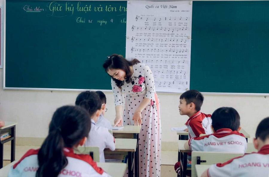 Cô giáo Thanh Nga cần mẫn chỉ bảo học sinh trong các tiết dạy. Cô giáo Thanh Nga cần mẫn chỉ bảo học sinh trong các tiết dạy.