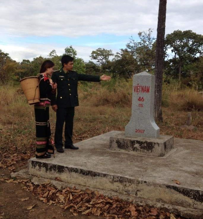 Cô giáo Thanh Nga trong một chuyến biểu diễn phục vụ đồng bào, chiến sĩ dọc biên giới Việt Nam - Campuchia. Cô giáo Thanh Nga trong một chuyến biểu diễn phục vụ đồng bào, chiến sĩ dọc biên giới Việt Nam - Campuchia.