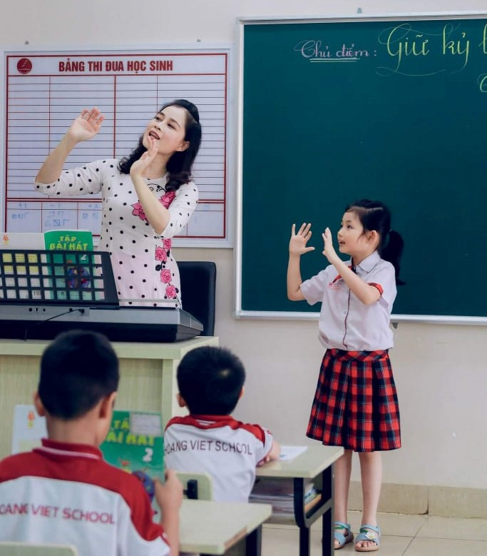 Cô giáo Thanh Nga luyện thanh cho các em học sinh tiểu học tại trường Hoàng Việt. Cô giáo Thanh Nga luyện thanh cho các em học sinh tiểu học tại trường Hoàng Việt.