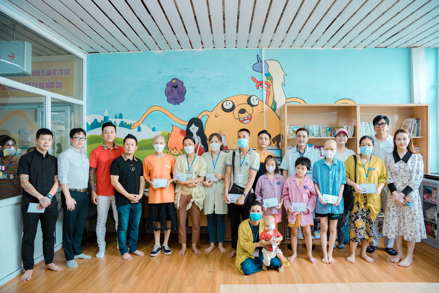 Các thành viên trong đoàn trao quà cho các bệnh nhi có hoàn cảnh khó khăn tại Bệnh viện K cơ sở Tân Triều. Các thành viên trong đoàn trao quà cho các bệnh nhi có hoàn cảnh khó khăn tại Bệnh viện K cơ sở Tân Triều.