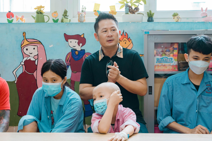 Các thành viên trong đoàn giao lưu cùng các bệnh nhân nhí. Các thành viên trong đoàn giao lưu cùng các bệnh nhân nhí.