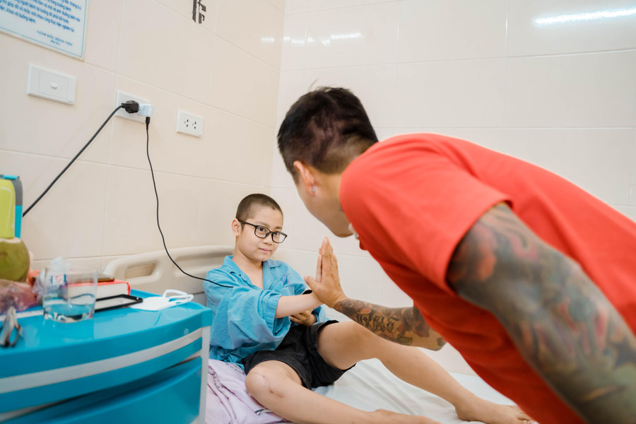 Sự có mặt của các nghệ sĩ và các thành viên trong đoàn đã tiếp thêm sức mạnh cho các bệnh nhi nhí chiến đấu với bệnh tật. Sự có mặt của các nghệ sĩ và các thành viên trong đoàn đã tiếp thêm sức mạnh cho các bệnh nhi nhí chiến đấu với bệnh tật.