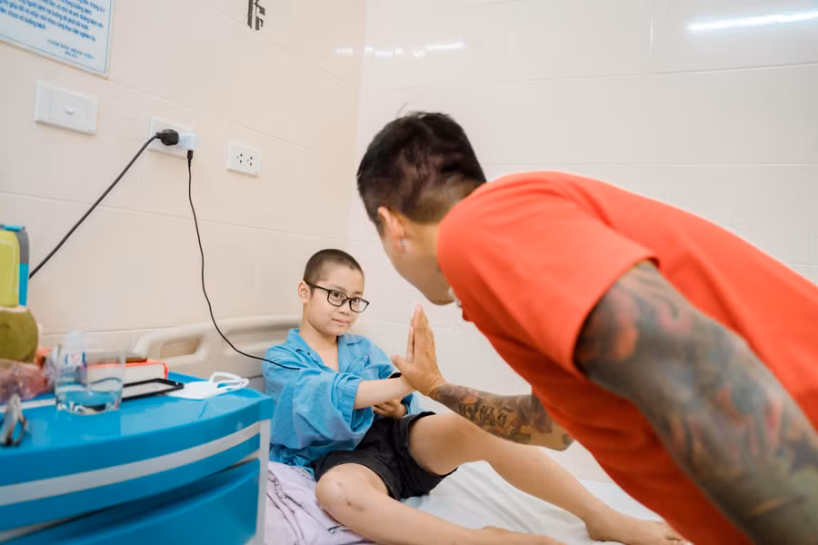 Sự có mặt của các nghệ sĩ và các thành viên trong đoàn đã tiếp thêm sức mạnh cho các bệnh nhi nhí chiến đấu với bệnh tật.