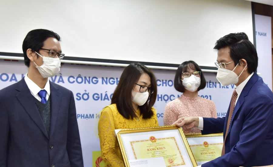 Trao giải thưởng khoa học và công nghệ dành cho giảng viên trẻ và sinh viên