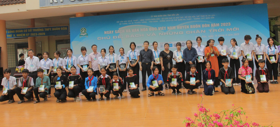 Hội Nhà văn Việt Nam tặng sách cho các em học sinh.