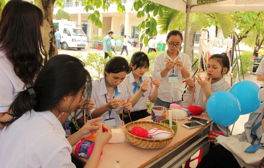 Tại Ngày sách và văn hóa đọc năm 2023, học sinh còn được trải nghiệm đan len.