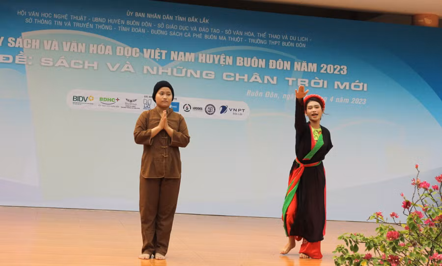 Tái hiện lại hoạt cảnh "Thị Mầu lên chùa", trích Quan Âm Thị Kính. Tái hiện lại hoạt cảnh "Thị Mầu lên chùa", trích Quan Âm Thị Kính.