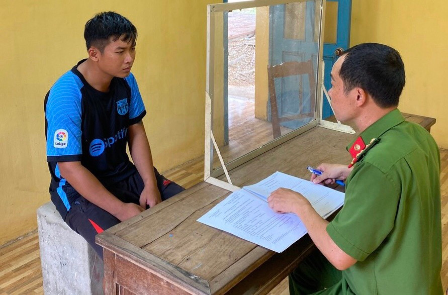 Đối tượng Hồ Văn Dũng tại cơ quan Công an (Ảnh: MQ). Đối tượng Hồ Văn Dũng tại cơ quan Công an (Ảnh: MQ).