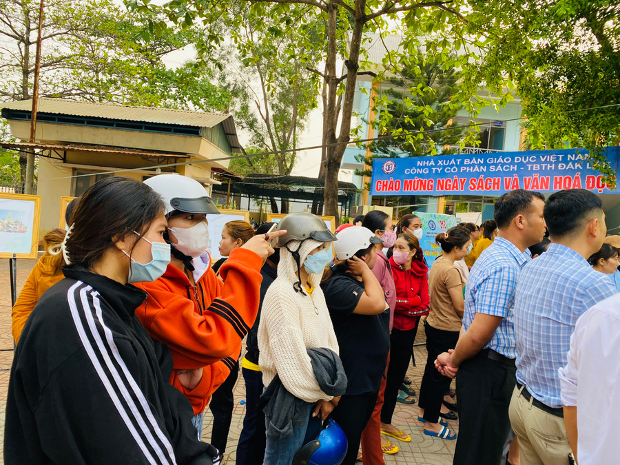 Rất đông phụ huynh và người dân đến dự Ngày sách và văn hóa đọc năm 2023 tại Trường THPT Buôn Đôn.