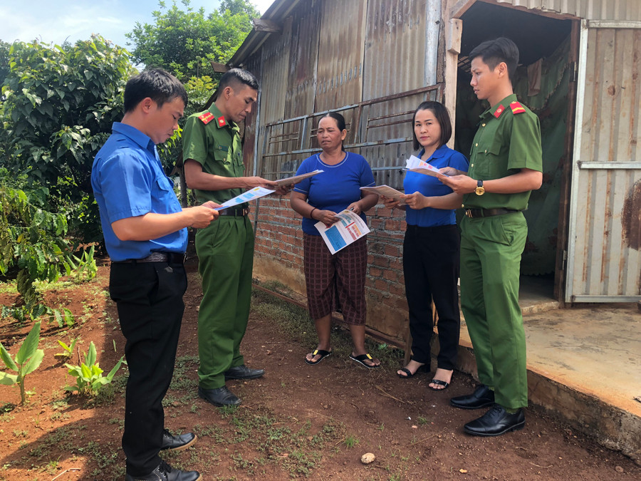 Công an huyện Cư Jút tuyên truyền cho người dân các thủ đoạn lừa đảo chiếm đoạt tài sản trên không gian mạng (Ảnh: MQ). Công an huyện Cư Jút tuyên truyền cho người dân các thủ đoạn lừa đảo chiếm đoạt tài sản trên không gian mạng (Ảnh: MQ).